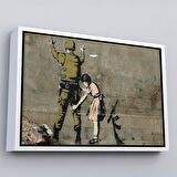 Beyaz Çerçeveli Bansky'nin Askeri Arayan Küçük Kız Eseri Kanvas Tablo