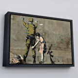 Beyaz Çerçeveli Bansky'nin Askeri Arayan Küçük Kız Eseri Kanvas Tablo