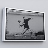 Beyaz Çerçeveli Bansky'nin Çiçek Atan Adam Eseri Kanvas Tablo