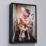 Siyah Çerçeveli Tuvaletteki Kadın Kanvas Tablo