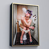 Siyah Çerçeveli Tuvaletteki Kadın Kanvas Tablo