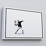Siyah Çerçeveli Bansky'nin Çiçek Atan Adam Eseri Kanvas Tablo