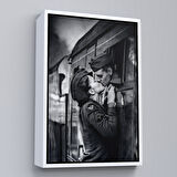 Altın Çerçeveli Ayrılık Zamanı Sevgilisi ile Trende Öpüşen Asker Kanvas Tablo