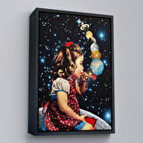 Altın Çerçeveli Galaksiler İle Oynayan Kız Çocuğu Tablosu