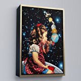 Kahverengi Çerçeveli Galaksiler İle Oynayan Kız Çocuğu Tablosu