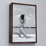 Beyaz Çerçeveli Leopar Bikinili Bettie Page Duvar Tablosu
