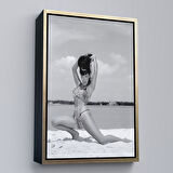 Beyaz Çerçeveli Leopar Bikinili Bettie Page Duvar Tablosu