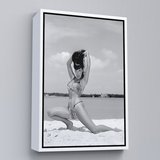 Altın Çerçeveli Leopar Bikinili Bettie Page Duvar Tablosu