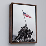 Beyaz Çerçeveli Amerika Bayrağı Diken Askerler Dekoratif Duvar Tablosu
