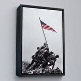 Beyaz Çerçeveli Amerika Bayrağı Diken Askerler Dekoratif Duvar Tablosu