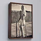 Siyah Çerçeveli Helmut Newton'un Görülecek Bir Sergi Tablosu