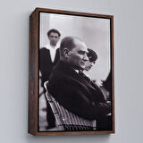 Siyah Çerçeveli İskembe'de Oturan Mustafa Kemal Atatürk Tablosu