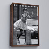 Kahverengi Çerçeveli Rihanna Orta Parmak İşareti Tablosu, Fuck You