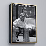 Kahverengi Çerçeveli Rihanna Orta Parmak İşareti Tablosu, Fuck You