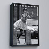 Kahverengi Çerçeveli Rihanna Orta Parmak İşareti Tablosu, Fuck You