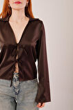 Önden Bağlama Detaylı Saten Kahverengi Bluz