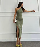 Kadın Tek Omuzu Açık Büzgülü Yandan Yırtmaçlı Uzun Sandy Elbise