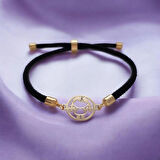 İnce İşçilikle Hazırlanmış Kız Figürlü ve Siyah Örgülü 14 Ayar Altın Plakalı K Harfli Bileklik