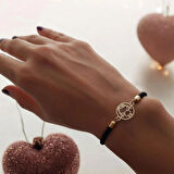 İnce İşçilikle Hazırlanmış Kız Figürlü ve Siyah Örgülü 14 Ayar Altın Plakalı K Harfli Bileklik