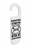 Rahatsız Etmeyin GTA VI 6 Oynuyorum Yazılı Kapı Kolu Askısı - Oyuncu Odası Dekoratif Kapı Süsü - Gaming Kapı İkaz Levhası | 3D Baskı Özel Gamer Hediyesi
