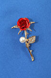 Zirkon taşlı kırmızı gül broş. Yaka iğnesi gül broş. Taşlı tasarım gül broş. Kadın broş. Gül broş.
