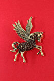 Kanatlı pegasus atı broş. Yaka iğnesi pegasus broş. Taşlı at broş. Kadın broş. Erkek broş. At broş.