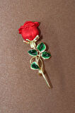 Tomurcuk kırmızı gül broş. Yaka iğnesi gül broş. Kırmızı gül broş. Kadın broş. Erkek broş. Gül broş.