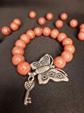 MRYart El Yapımı Açık Kırmızı Boncuklu Bileklik Kelebek ve Kalpli Anahtar Charm Detaylı