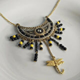 Altın sarı kolye arı konseptli