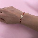 Özgün Kalp Motifli ve Çekici Kırmızı Taşlı 14 Ayar Altın Plakalı Kübra Bilekliği