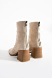 LÉON Kadın Bej Süet Küt Burun Kalın Topuklu Fermuarlı Bot Bootie