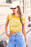 Sarı Kaşkorse Bedeni Saran Kesikli Baskılı Crop Slim Fit Tişört -Petite