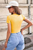 Sarı Kaşkorse Bedeni Saran Kesikli Baskılı Crop Slim Fit Tişört -Petite