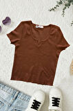 Kahverengi Kaşkorse Crop Slim Fit V Yaka Detaylı Kahverengi Tişört Badi