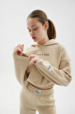 CROP KAPŞONLU BASKILI CEPLİ SWEATSHIRT