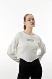 Bel Korse Detaylı Crop Slogan Baskılı Sweatshirt