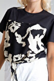 Bold & Young Kadın Bağlamalı Baskılı Viskon Kombinli Likralı Örme Kumaş Sıfır Yaka Tshirt