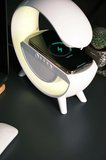 Beyaz Bluetooth Hoparlörlü Masa Lambası, Kablosuz Şarj Özellikli ve 2 Saat Dinleme Süresi