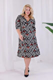 Kadın Siyah Beyaz Geometrik Desen Kruvaze Yaka Beli Lastikli Büyük Beden Elbise