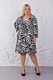 Kadın Siyah Beyaz Zebra Desen Kruvaze Yaka Esnek Bel Büyük Beden Elbise