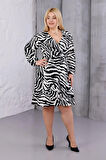 Kadın Siyah Beyaz Zebra Desen Kruvaze Yaka Esnek Bel Büyük Beden Elbise