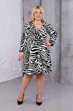 Kadın Siyah Beyaz Zebra Desen Kruvaze Yaka Esnek Bel Büyük Beden Elbise
