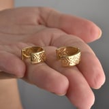 14 Ayar Mikron Altın Kaplama Kalın Desenli Huggie Halka Gümüş Küpe - E00298
