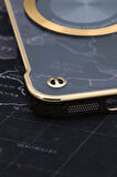 iPhone 13 Uyumlu Altın Sarı Gold Renkli İnce Kenarlı Şeffaf Sert Kapak Kılıf