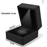 Işıklı Yüzük Kutusu Kadife Kaplı Lüks Takı Kutusu Özel Anlar İçin Led Işıklı Yüzük Sunum Kutusu Tek Taş ve Nişan Yüzüğü İçin Şık ve Etkileyici Hediye Kutusu Sevgiliye ve Evlilik Teklifine Uygun