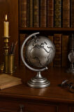 Ofisinize Masaüstü Dekorasyonu Gri Metal Dünya Küresi Masaüstü Süs Ofis ve Ev Dekoru için 13x9 CM