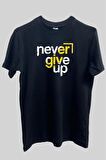 %100 Pamuk Standart Kesim Sıfır Yaka Kısa Kollu Never Give Up Baskılı Siyah Tişört
