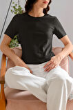 Classic Black: Günlük Rahat Siyah T-Shirt
