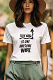 This Girl Is One Awesome Wife Baskılı Eş Karı Kız Arkadaş Hediye %100 Pamuk Beyaz Tişört