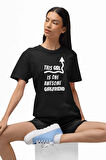 This Girl Is One Awesome Girlfriend Baskılı Sevgili Kız Arkadaş Hediye %100 Pamuk Siyah Tişört